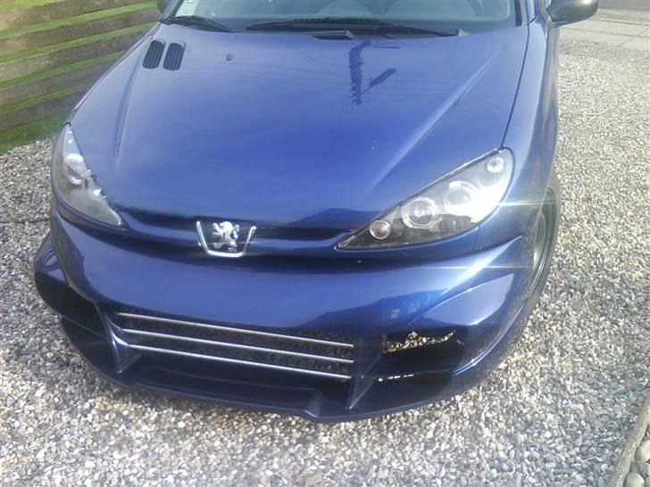 Peugeot 206s - Frække engelseyes med sort baggrund som lige gir det sidste til fronten inden jeg skal have lavet scoop og ond øjnskykke!!  billede 3