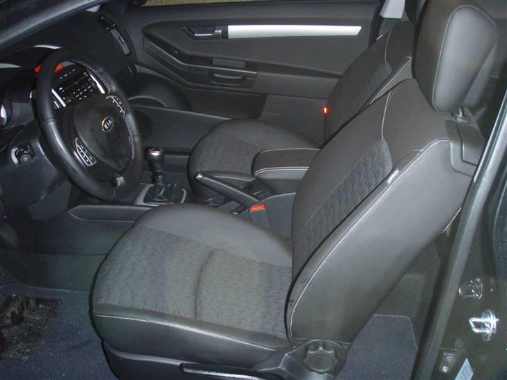 Kia pro-cee'd Sport - Sportssæder m. sort hud og hvide syninger billede 4