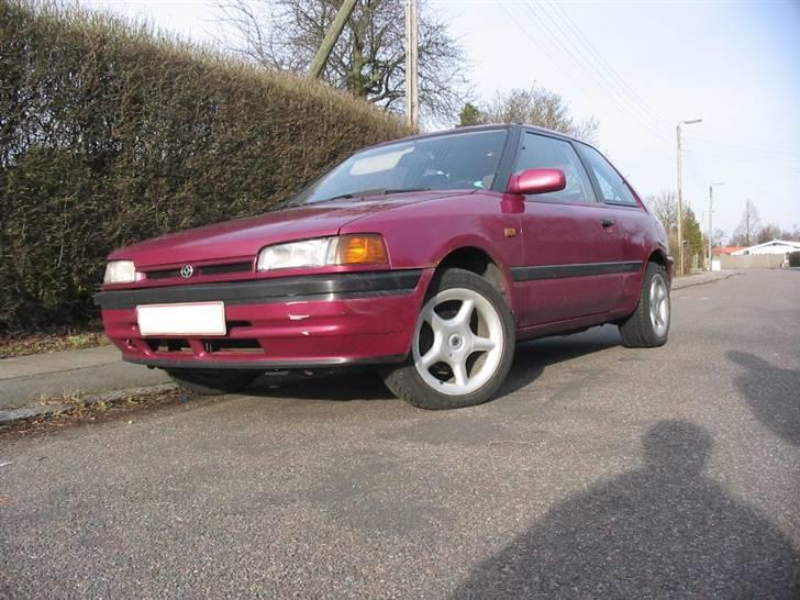 Mazda 323 Solgt! billede 1