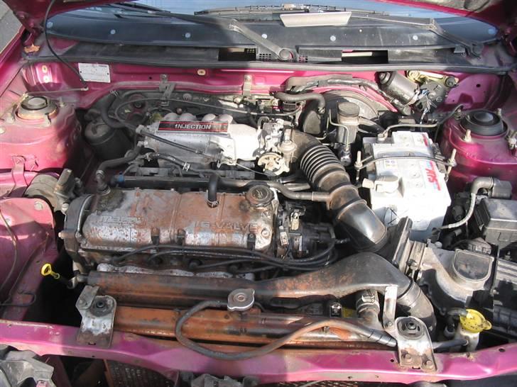 Mazda 323 Solgt! - Det mega smukke motor rum :P billede 9