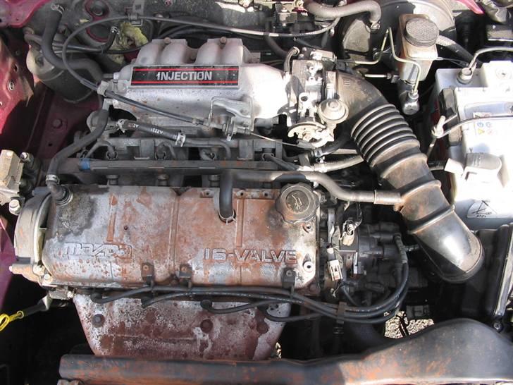 Mazda 323 Solgt! - Det mega smukke motor rum :P billede 10