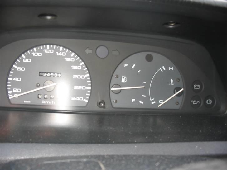 Mazda 323 Solgt! billede 11