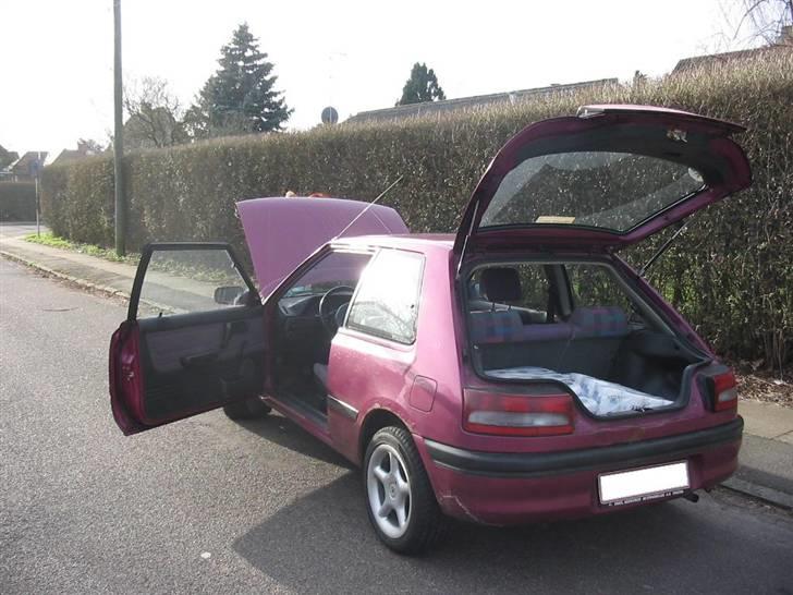 Mazda 323 Solgt! - Ja der er toilet papir der er i bagagerummet :P billede 14