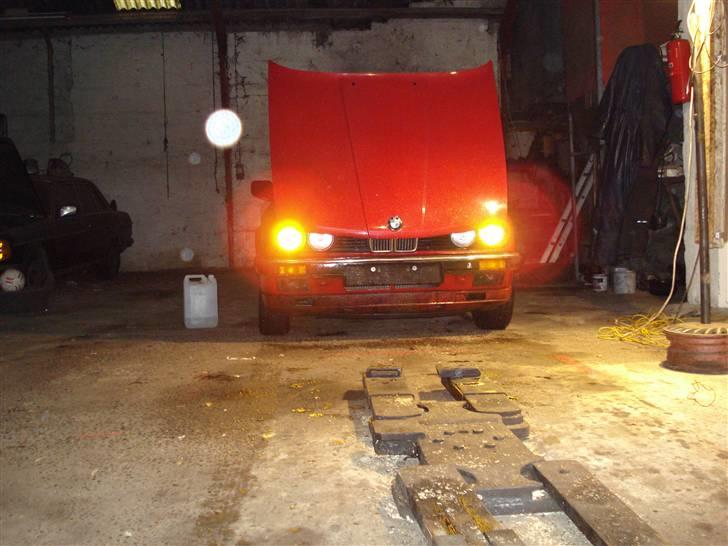 BMW E30 320i billede 1