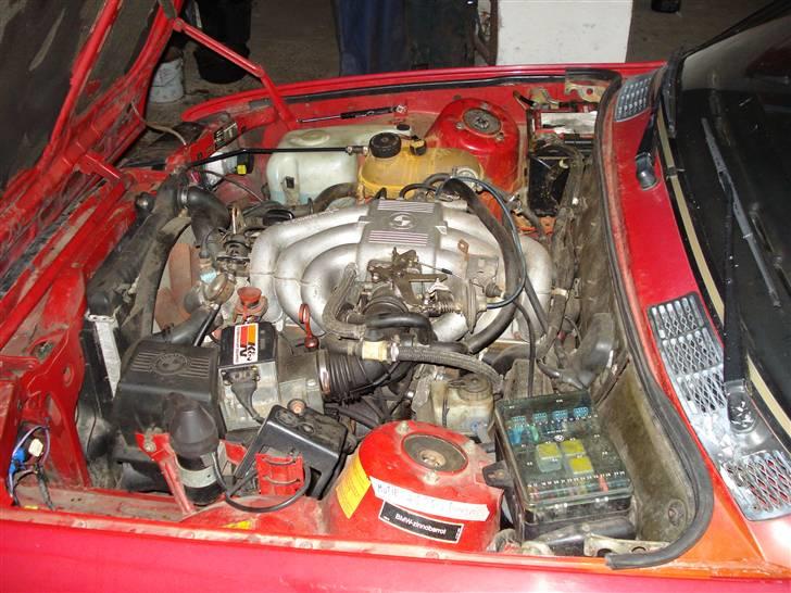 BMW E30 320i - Et lille billede af motoren ,... ikk noget særligt, men stærk nok til lidt sjov :) billede 2