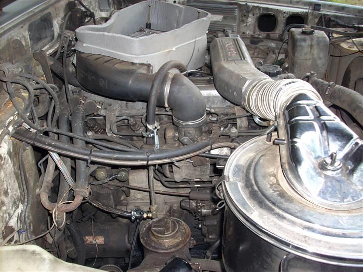 Toyota HJ 60 Turbo **Solgt** - de to slanger ind til den blå "powerswitch"-hane billede 3