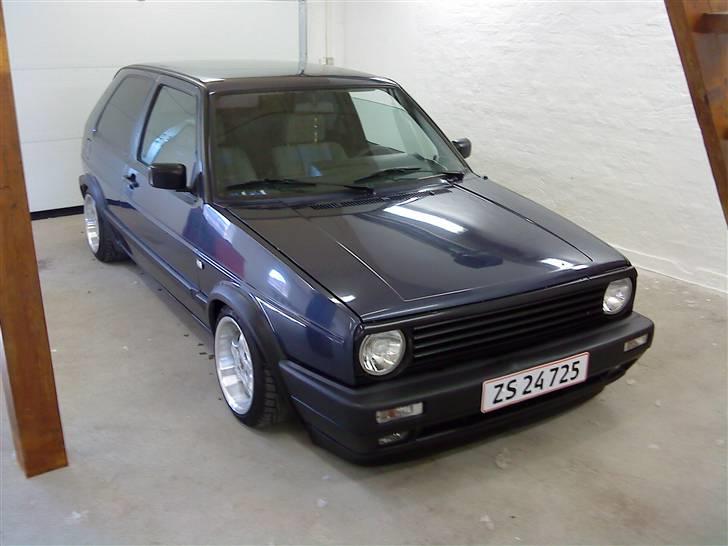 VW Golf - Hjemme i det varme værksted. Den lever godt den gamle bil :P billede 1