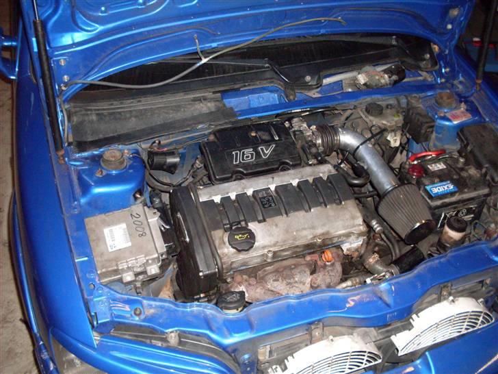 Peugeot 106 Rally 16V - Så er GTI motoren monteret fra den røde GTI´er.. roder stadig med en racer motor også.. :) billede 17