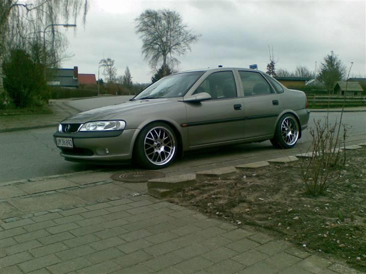 Opel vectra b 1,8 16v solgt! - så kom den ned på maven:-) billede 1