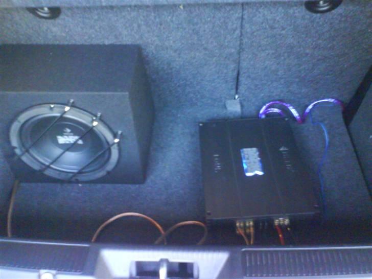 Fiat Grande Punto - Midlertidlig løsning, der er købt MDF plader hjem og et plexi glas. Skal nok komme nye billeder af mit projekt. billede 4