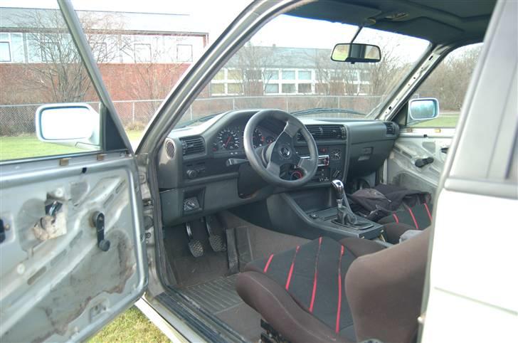 BMW 325i (Baneracer)(SOLGT) - resten af den kabine skal bare ud også lidt glasfiber ind med lidt ure:) billede 7