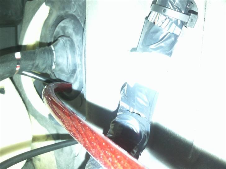 Fiat Grande Punto - Plus kablet som går ude fra batteriet og ind i kabinen via en gummiprop inde under rattet. billede 13