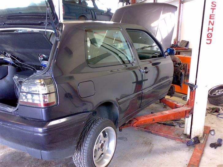 VW GOLF 3   SOLGT - Så blev forskærmen skiftet elektronisk bagklapåbner fixet og udstødning lappet sammen igen... er som at ha en ny bil billede 15