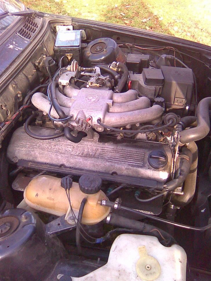 BMW 320 i e30 SOLGT - uhmm der er ikk noget som lyden fra en 6er .. guf .. billede 8