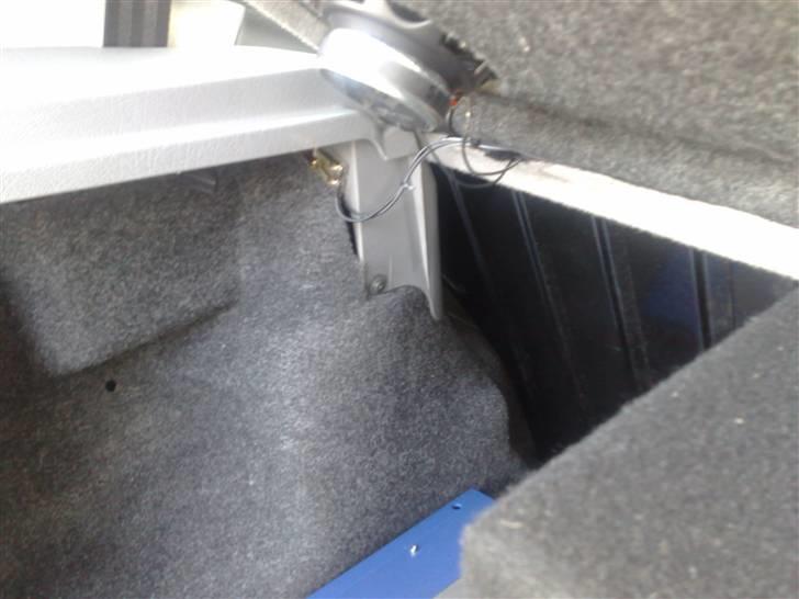 VW polo 6n SOLGT - hvis i kigger godt efter kan i se hvor jeg kan klikke højtalerne i hattehylden fra så den nemt og hurtigt kan tages ud billede 9