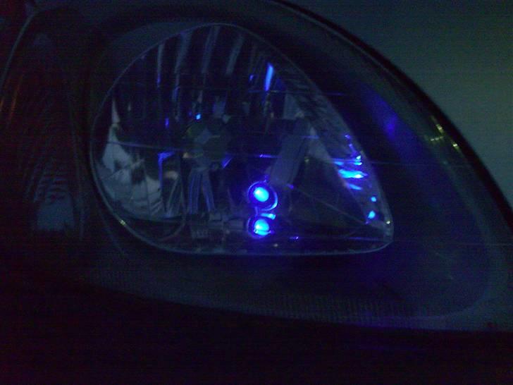 Toyota Yaris 1.4 D-4D - Lilla 10 mm LED positions pære (ser blåt ud, men har lillat skær) billede 15