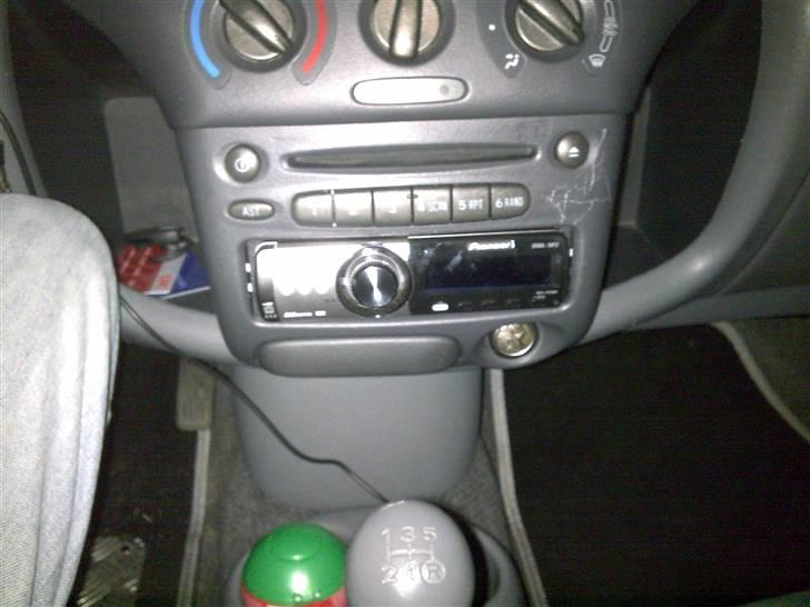 Toyota Yaris 1.4 D-4D - Så fik jeg skiftet det lille rum ud med mit Pioneer HU, det tog godt 45 min. at skille det ad og samle det igen (Kom desværre til at ridse konsolen, køber en ny på et tidspunkt. Ser værre ud end det er) billede 16