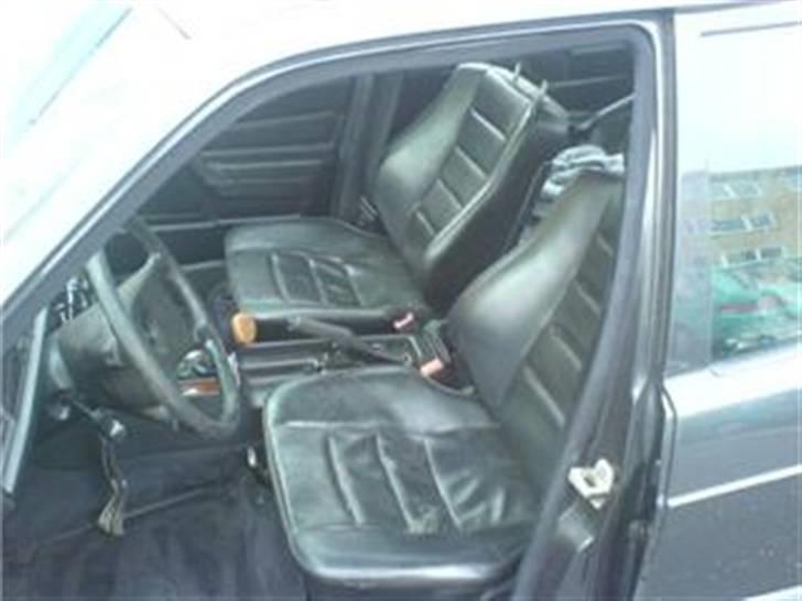 Mercedes Benz 190E 3,0 - Sæderne er lidt udtrådte, men det skulle en ompolstring nok kunne gøre noget ved... billede 6