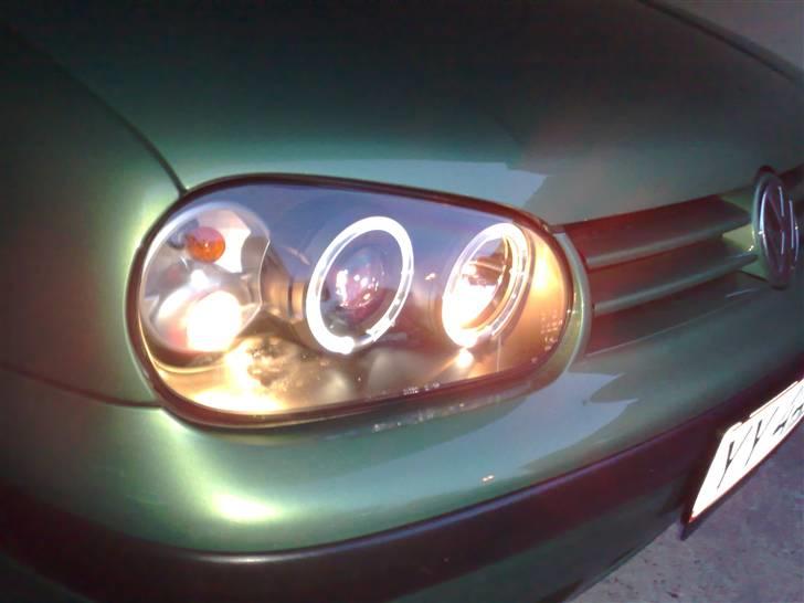 VW Golf 4 Trendline - Nye lygter med angle eyes og d linse med sort baggrund billede 2