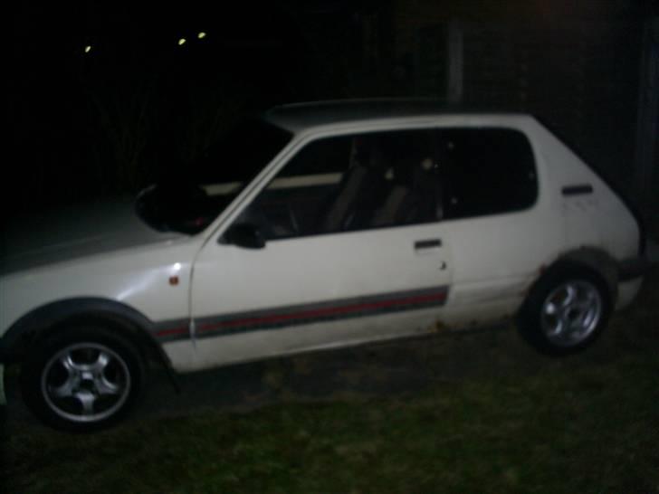 Peugeot 205 1,6 gti - ved godt de er lidt mørke nogle a billederne men skal nok sætte flere ind billede 1