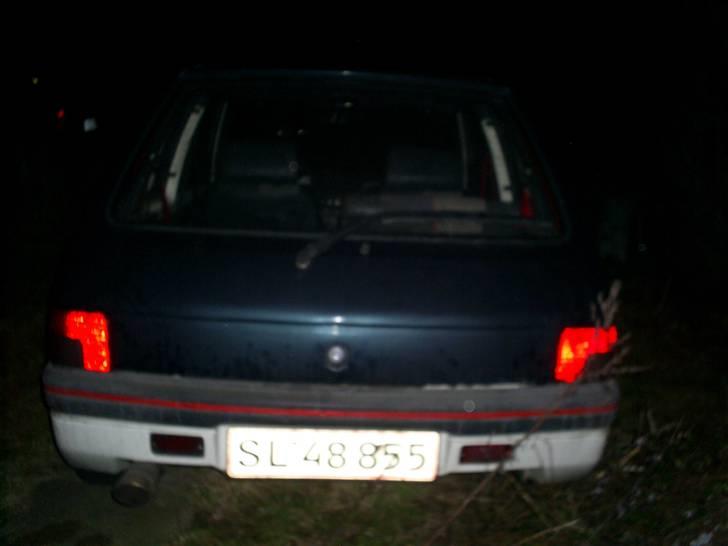 Peugeot 205 1,6 gti - lige sat ny bag klap på den gamle var væk i rust.. og den skal snart males om billede 16