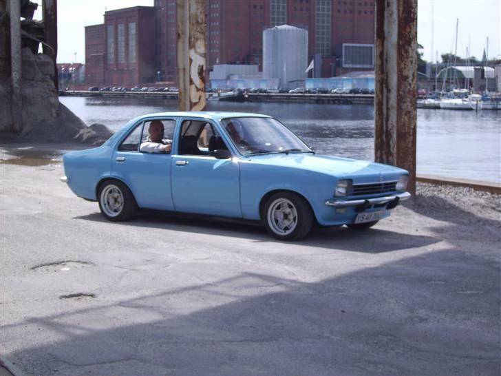 Opel Kadett C "Filmstjernen" - På settet med L:Ron:Harald bag rattet og Mc. Clemens på bagsædet.. det er da for fedt... billede 14