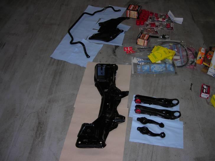 Toyota corolla gt ae86 solgt - lille smue kig på de fine dele som ligger klar og mine nymalede forbro og diverse dele hehe billede 11