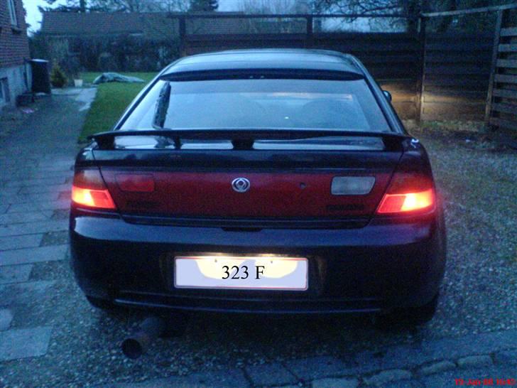 Mazda 323F  SOLGT billede 3