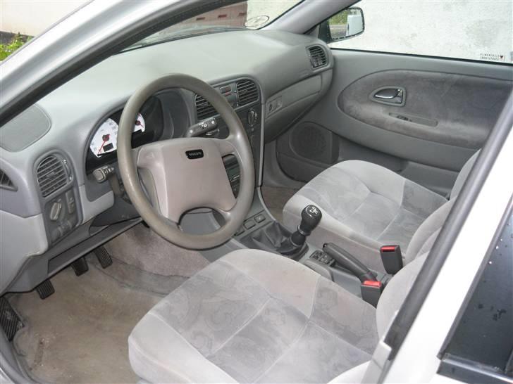 Volvo V40 CarZone "Solgt" - Kabine i lyst gråt velour. Farven passer godt til bilens farve billede 16