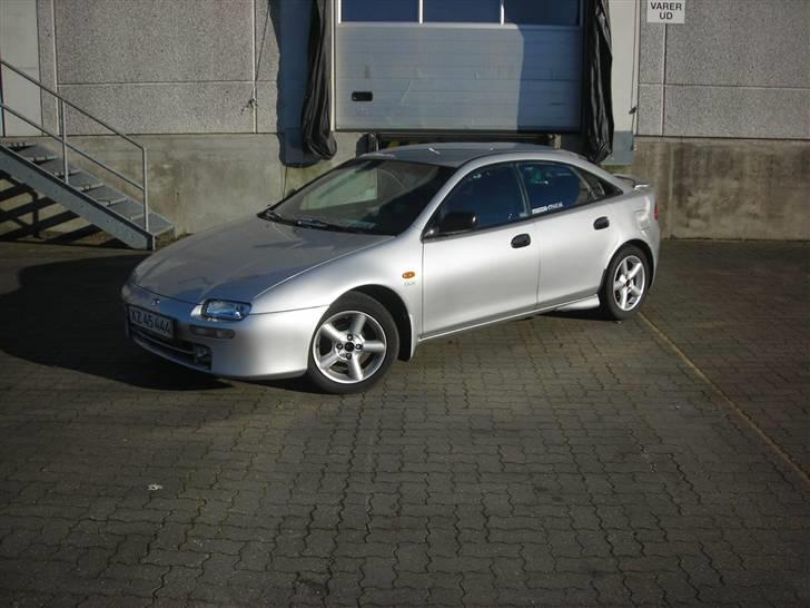 Mazda 323F BA solgt billede 2