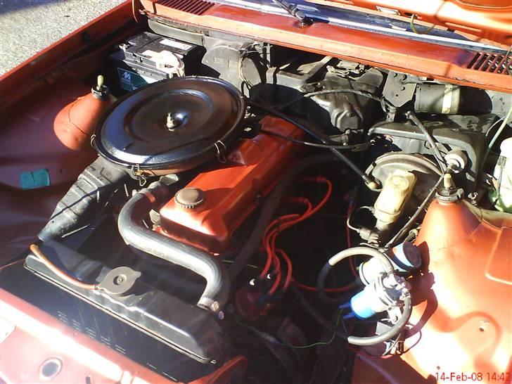 Opel Ascona B 2,0 E (vinterhi) - Har fået gjort det lidt rent, og malet ventildæksel og luftfiltertop billede 9