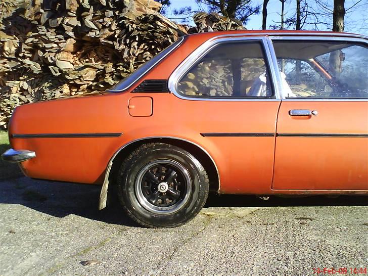 Opel Ascona B 2,0 E (vinterhi) - En træls bule i bagskærmen billede 12