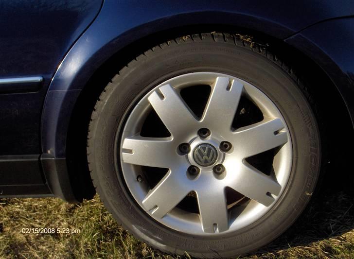 VW Passat 2,3 V5 Highline - Fælgene som bliver skiftet her hen på foråret. billede 4