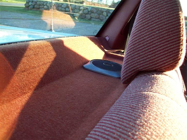 Volvo 740 GL (solgt) - Højtalere mellem bagsædets nakkestøtte og bagruden. billede 17