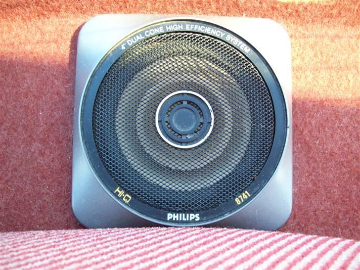 Volvo 740 GL (solgt) - Højtalere mellem bagsædets nakkestøtte og bagruden. billede 18