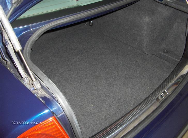 VW Passat 2,3 V5 Highline - Det dejlige store bagagerum. billede 9