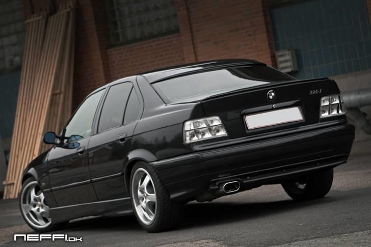 BMW 325i E36 Facelift SOLGT! billede 1