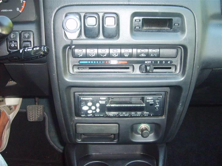 Mazda 323F SOLGT billede 2