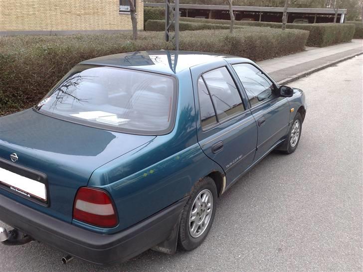 Nissan Sunny skrottet billede 2