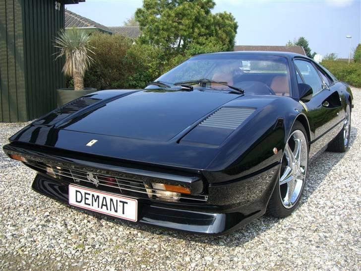 Ferrari 308 GTB (EURO) SOLGT - Skørtet foran var i 1977 ekstra tilkøb. Ligeledes var grillen også ekstra. billede 1