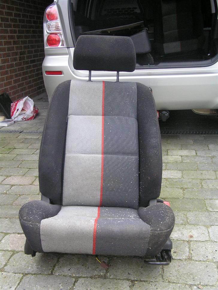 Peugeot 106 solgt - Den nye stue :) har selvfølgelig os det andet forsæde og bagsæder og dørbeklædning.. skal renses og så kommer den i :D billede 17