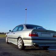 BMW 323i coupé