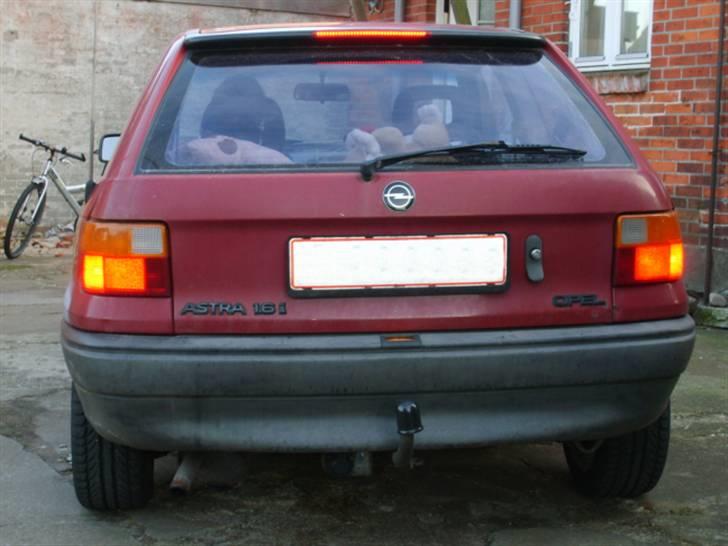 Opel Astra F GL - Det 3.de. bremselys gør det noget tydligere at der bremses. billede 11