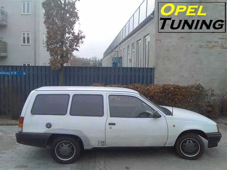 Opel Kadett 1,3S Van Skrottet billede 2