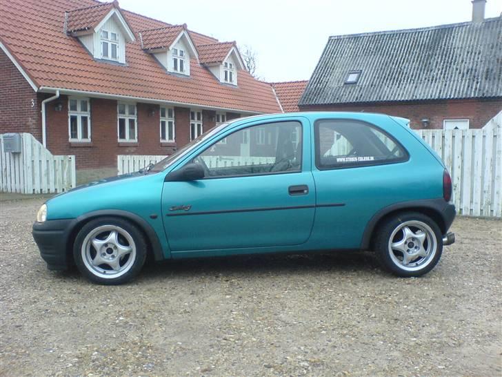 Opel Corsa B "Solgt" - Her ses bilen fra siden af, efter de nye fælge er kommet på billede 17