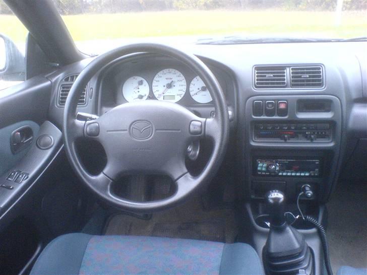 Mazda 323F BA - SOLGT. billede 4