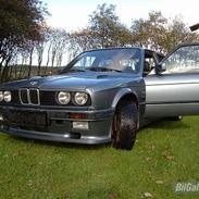 BMW E30 320i