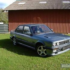 BMW E30 320i