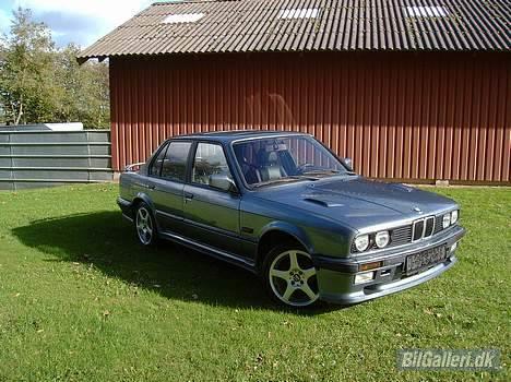 BMW E30 320i billede 1