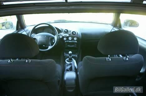 Hyundai Tiburon"Spartacus" *Solgt* - Kabinen. Rigtig lækkert at sidde bag rattet her. Her smides der en rød/sort læder kabine i ved www.pladebixen.dk billede 3